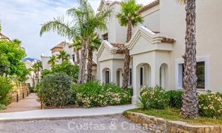 Maisons mitoyennes prêtes à habiter avec une architecture méditerranéenne en première ligne de golf à Estepona 806877 