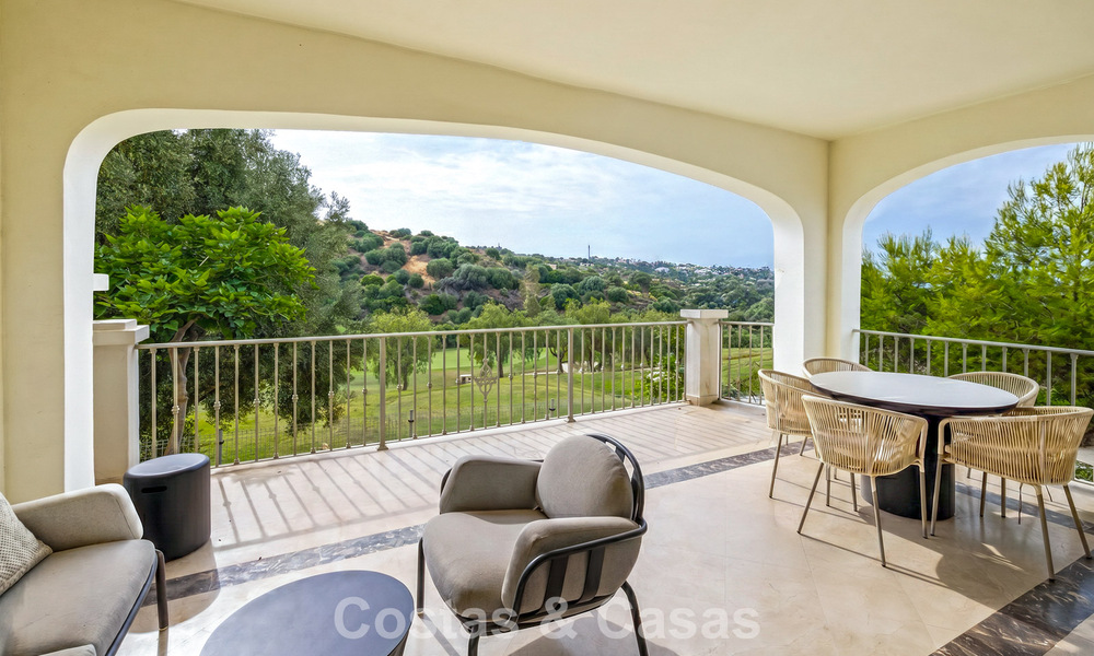 Maisons mitoyennes prêtes à habiter avec une architecture méditerranéenne en première ligne de golf à Estepona 806878