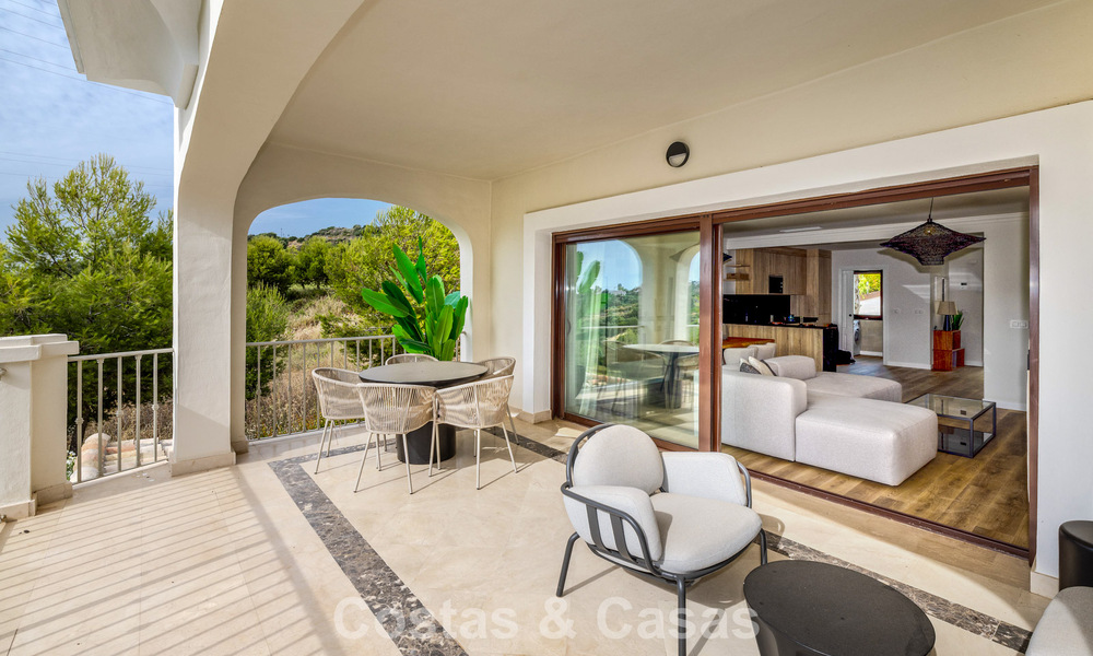 Maisons mitoyennes prêtes à habiter avec une architecture méditerranéenne en première ligne de golf à Estepona 806879