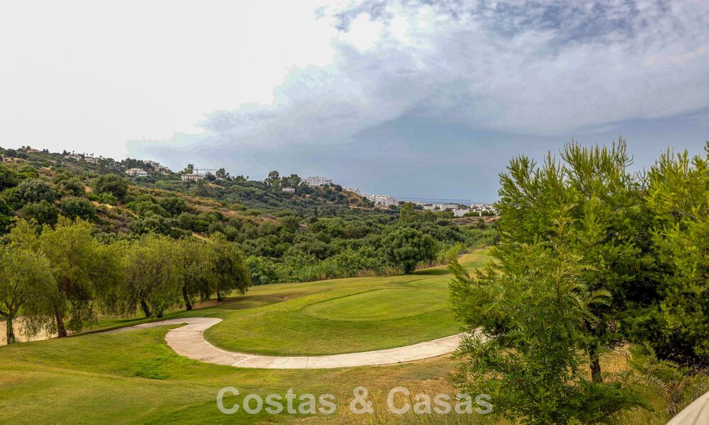 Maisons mitoyennes prêtes à habiter avec une architecture méditerranéenne en première ligne de golf à Estepona 806881