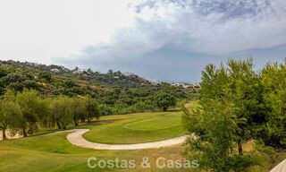 Maisons mitoyennes prêtes à habiter avec une architecture méditerranéenne en première ligne de golf à Estepona 806881 