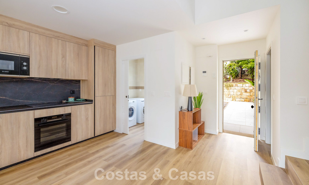 Maisons mitoyennes prêtes à habiter avec une architecture méditerranéenne en première ligne de golf à Estepona 806884