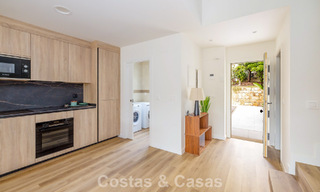 Maisons mitoyennes prêtes à habiter avec une architecture méditerranéenne en première ligne de golf à Estepona 806884 
