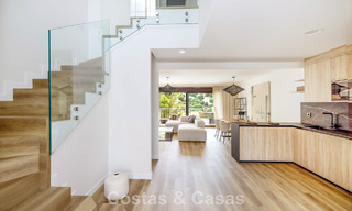 Maisons mitoyennes prêtes à habiter avec une architecture méditerranéenne en première ligne de golf à Estepona 806886 