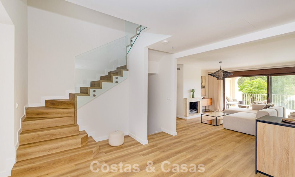 Maisons mitoyennes prêtes à habiter avec une architecture méditerranéenne en première ligne de golf à Estepona 806887
