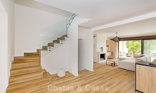 Maisons mitoyennes prêtes à habiter avec une architecture méditerranéenne en première ligne de golf à Estepona 806887 