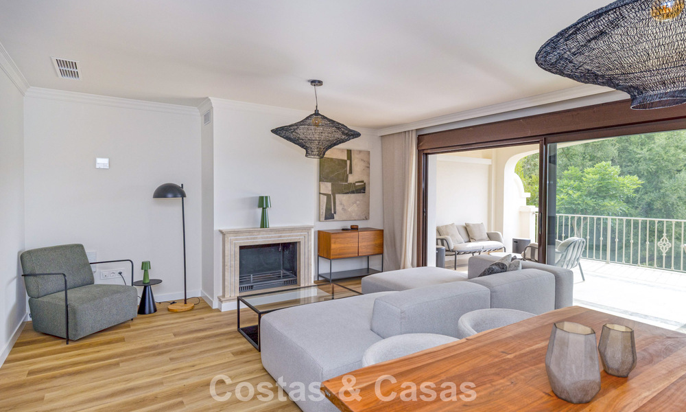 Maisons mitoyennes prêtes à habiter avec une architecture méditerranéenne en première ligne de golf à Estepona 806889