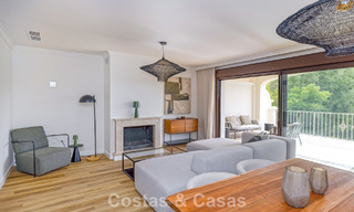 Maisons mitoyennes prêtes à habiter avec une architecture méditerranéenne en première ligne de golf à Estepona 806889 
