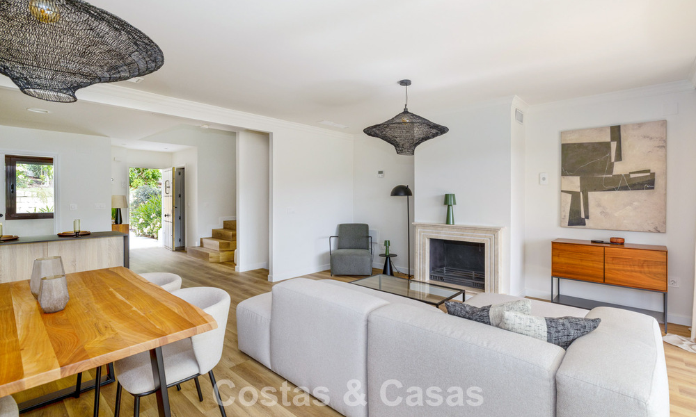 Maisons mitoyennes prêtes à habiter avec une architecture méditerranéenne en première ligne de golf à Estepona 806891