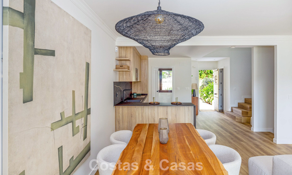 Maisons mitoyennes prêtes à habiter avec une architecture méditerranéenne en première ligne de golf à Estepona 806892