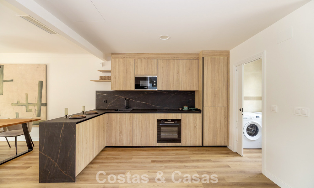 Maisons mitoyennes prêtes à habiter avec une architecture méditerranéenne en première ligne de golf à Estepona 806896