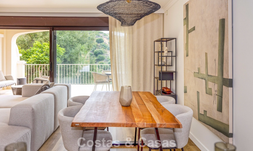 Maisons mitoyennes prêtes à habiter avec une architecture méditerranéenne en première ligne de golf à Estepona 806901
