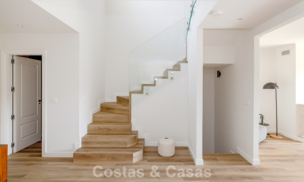 Maisons mitoyennes prêtes à habiter avec une architecture méditerranéenne en première ligne de golf à Estepona 806904