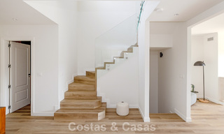 Maisons mitoyennes prêtes à habiter avec une architecture méditerranéenne en première ligne de golf à Estepona 806904 