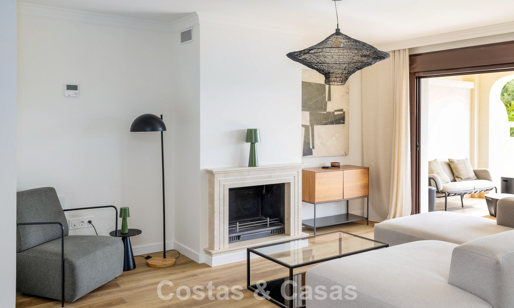 Maisons mitoyennes prêtes à habiter avec une architecture méditerranéenne en première ligne de golf à Estepona 806905