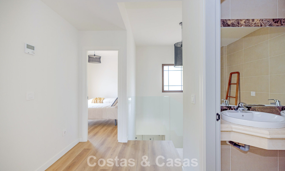 Maisons mitoyennes prêtes à habiter avec une architecture méditerranéenne en première ligne de golf à Estepona 806915