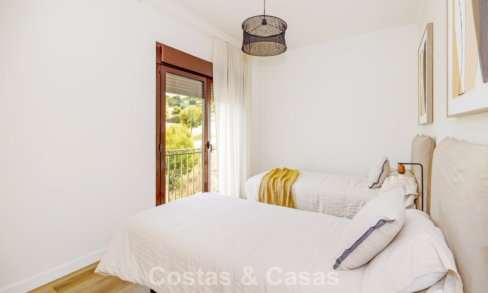 Maisons mitoyennes prêtes à habiter avec une architecture méditerranéenne en première ligne de golf à Estepona 806917