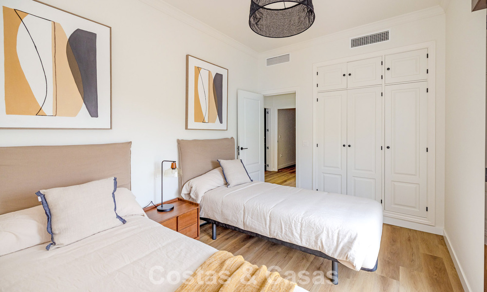 Maisons mitoyennes prêtes à habiter avec une architecture méditerranéenne en première ligne de golf à Estepona 806918