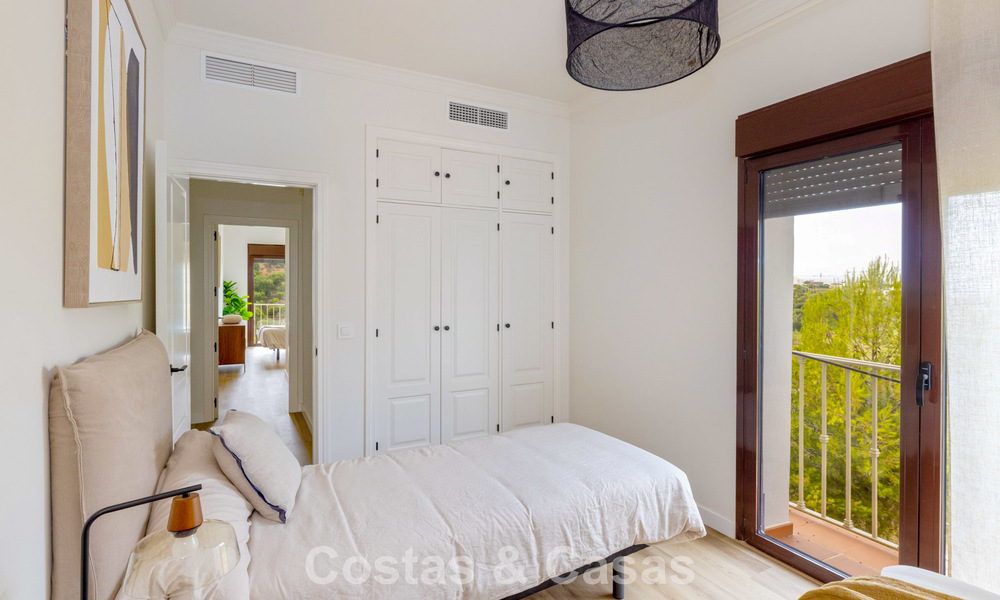 Maisons mitoyennes prêtes à habiter avec une architecture méditerranéenne en première ligne de golf à Estepona 806919