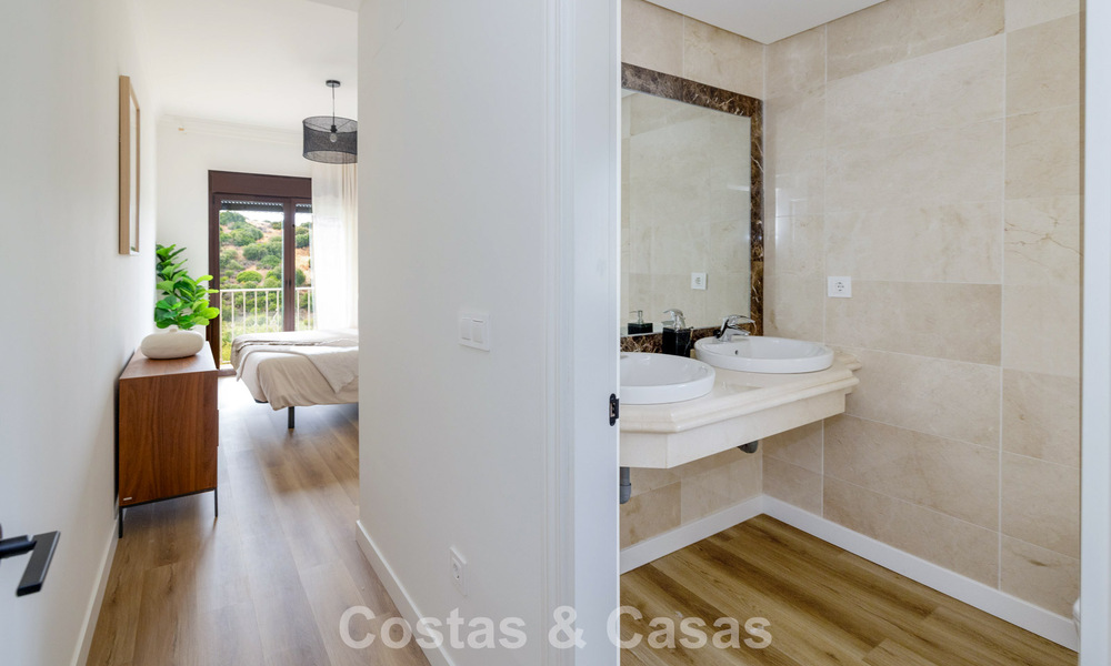 Maisons mitoyennes prêtes à habiter avec une architecture méditerranéenne en première ligne de golf à Estepona 806920