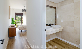 Maisons mitoyennes prêtes à habiter avec une architecture méditerranéenne en première ligne de golf à Estepona 806920 