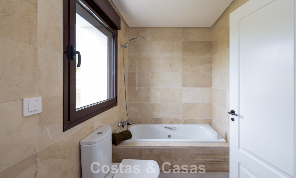 Maisons mitoyennes prêtes à habiter avec une architecture méditerranéenne en première ligne de golf à Estepona 806923