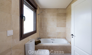 Maisons mitoyennes prêtes à habiter avec une architecture méditerranéenne en première ligne de golf à Estepona 806923 