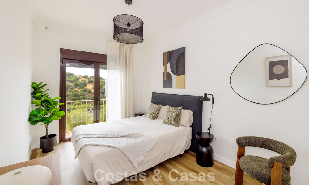 Maisons mitoyennes prêtes à habiter avec une architecture méditerranéenne en première ligne de golf à Estepona 806924
