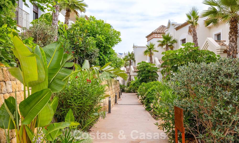 Maisons mitoyennes prêtes à habiter avec une architecture méditerranéenne en première ligne de golf à Estepona 806927