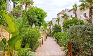 Maisons mitoyennes prêtes à habiter avec une architecture méditerranéenne en première ligne de golf à Estepona 806927 