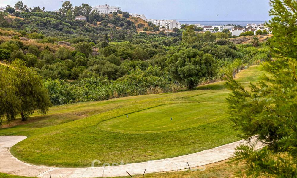 Maisons mitoyennes prêtes à habiter avec une architecture méditerranéenne en première ligne de golf à Estepona 806930