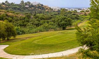 Maisons mitoyennes prêtes à habiter avec une architecture méditerranéenne en première ligne de golf à Estepona 806930 