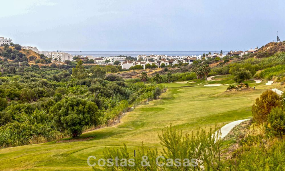 Maisons mitoyennes prêtes à habiter avec une architecture méditerranéenne en première ligne de golf à Estepona 806933