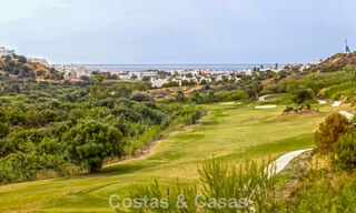 Maisons mitoyennes prêtes à habiter avec une architecture méditerranéenne en première ligne de golf à Estepona 806933 