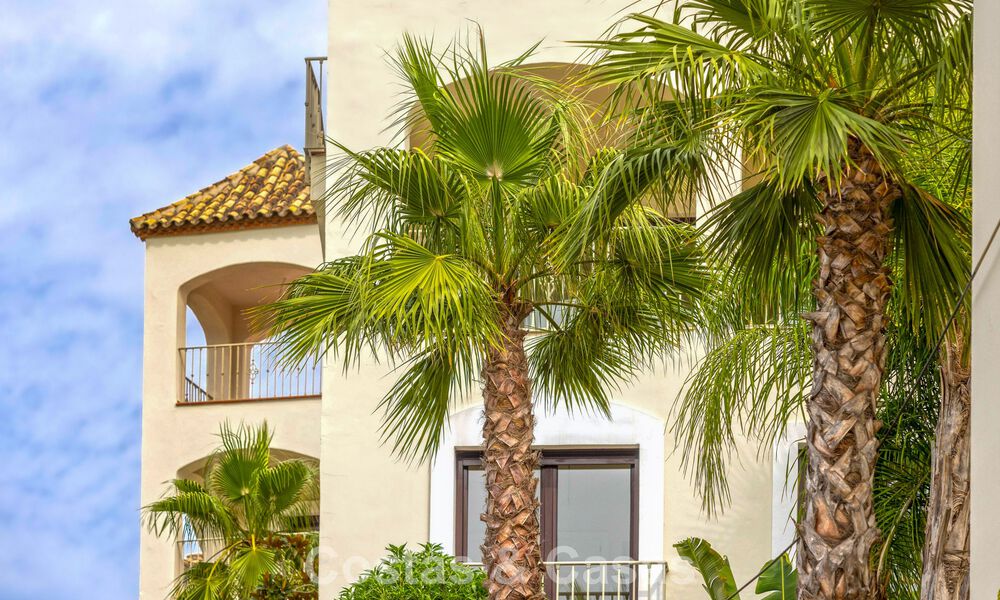 Maisons mitoyennes prêtes à habiter avec une architecture méditerranéenne en première ligne de golf à Estepona 806934