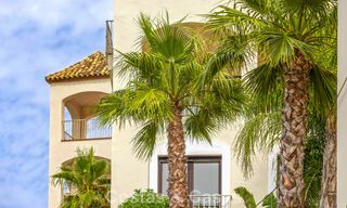 Maisons mitoyennes prêtes à habiter avec une architecture méditerranéenne en première ligne de golf à Estepona 806934 