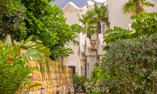 Maisons mitoyennes prêtes à habiter avec une architecture méditerranéenne en première ligne de golf à Estepona 806935 