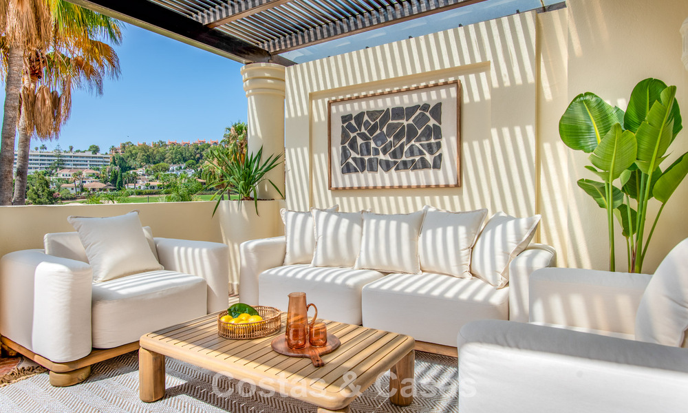 Penthouse duplex de luxe avec grandes terrasses à vendre au cœur de la Vallée du Golf de Nueva Andalucía, Marbella 807022