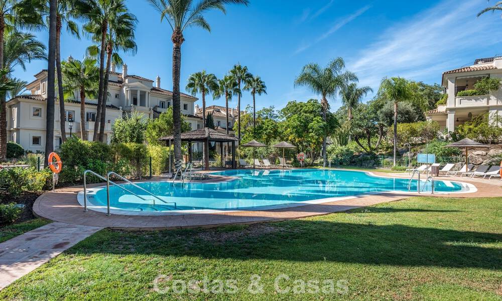 Penthouse duplex de luxe avec grandes terrasses à vendre au cœur de la Vallée du Golf de Nueva Andalucía, Marbella 807025