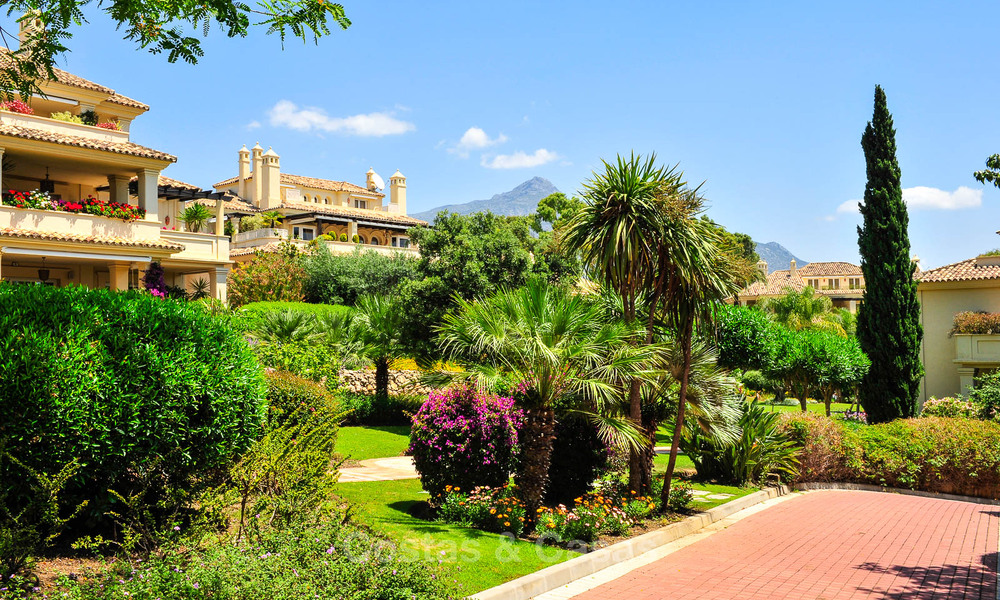 Penthouse duplex de luxe avec grandes terrasses à vendre au cœur de la Vallée du Golf de Nueva Andalucía, Marbella 807438