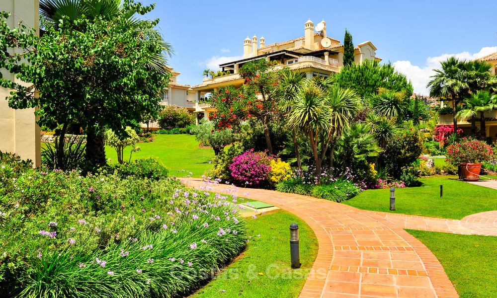 Penthouse duplex de luxe avec grandes terrasses à vendre au cœur de la Vallée du Golf de Nueva Andalucía, Marbella 807440