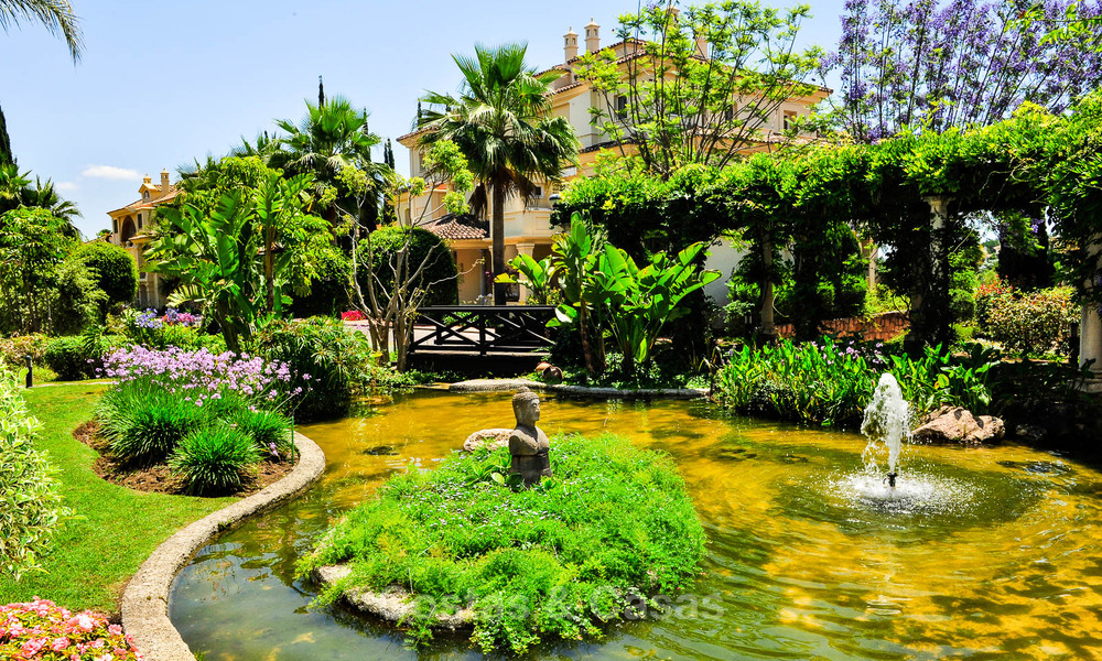Penthouse duplex de luxe avec grandes terrasses à vendre au cœur de la Vallée du Golf de Nueva Andalucía, Marbella 807445