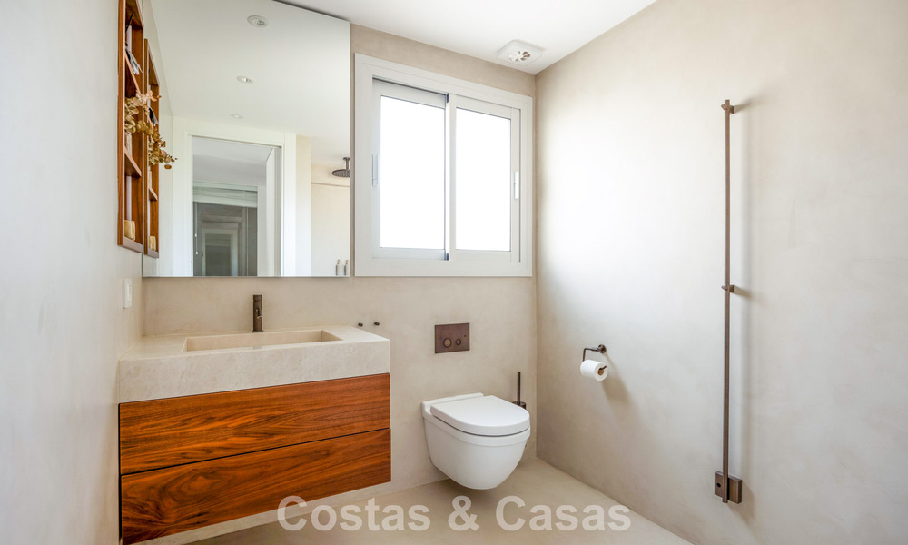 Appartement élégant rénové avec vue panoramique à vendre à Nueva Andalucía, Marbella 807099