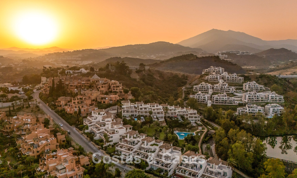 Appartement élégant rénové avec vue panoramique à vendre à Nueva Andalucía, Marbella 807111