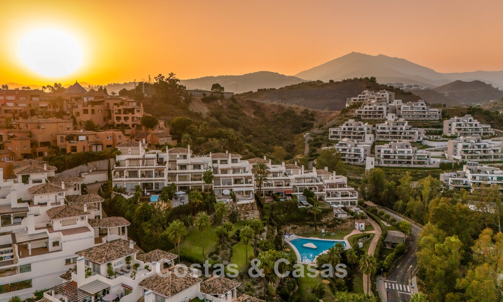 Appartement élégant rénové avec vue panoramique à vendre à Nueva Andalucía, Marbella 807112