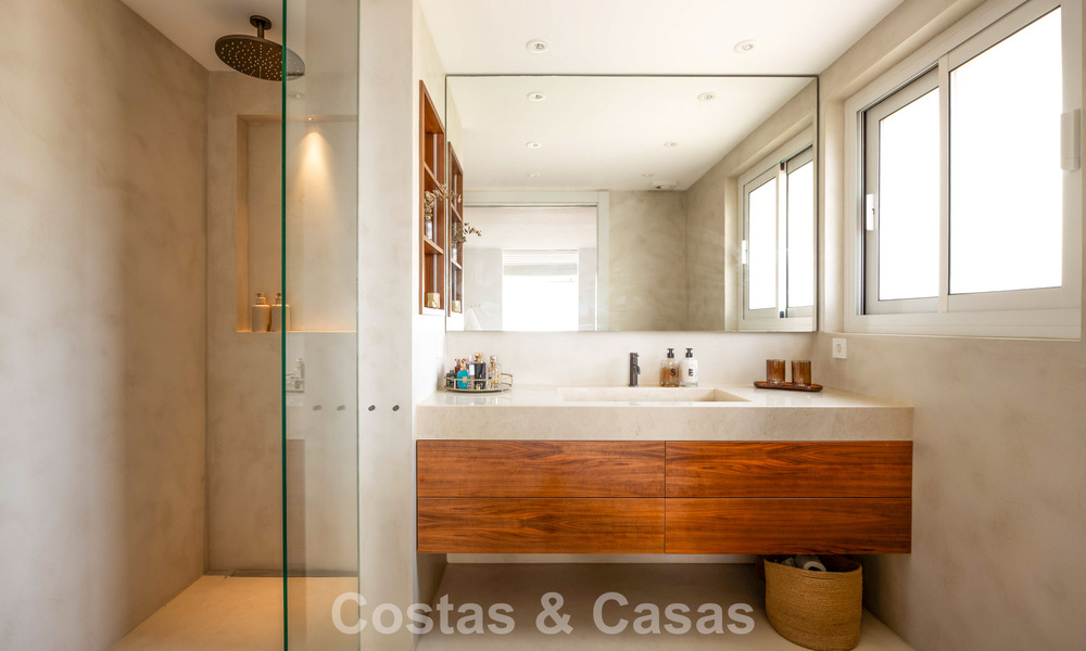 Appartement élégant rénové avec vue panoramique à vendre à Nueva Andalucía, Marbella 807128