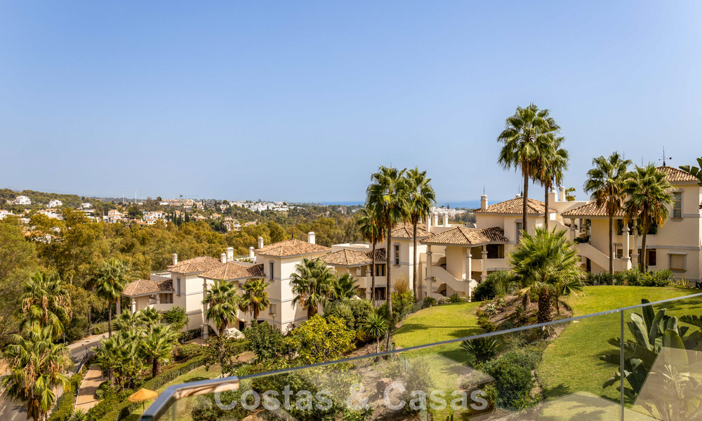 Appartement élégant rénové avec vue panoramique à vendre à Nueva Andalucía, Marbella 807132