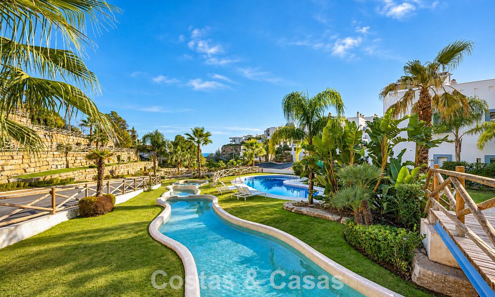 Penthouse duplex contemporain à vendre dans un complexe résidentiel de style méditerranéenà El Paraiso, Marbella - Benahavís 807306