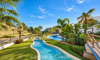 Penthouse duplex contemporain à vendre dans un complexe résidentiel de style méditerranéenà El Paraiso, Marbella - Benahavís 807306 