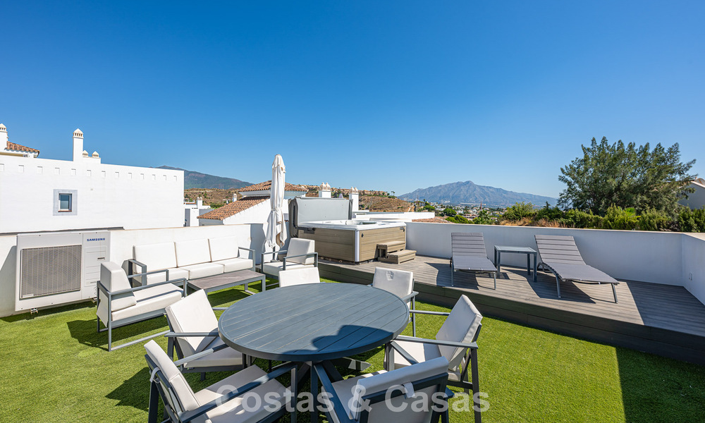 Penthouse duplex contemporain à vendre dans un complexe résidentiel de style méditerranéenà El Paraiso, Marbella - Benahavís 807323